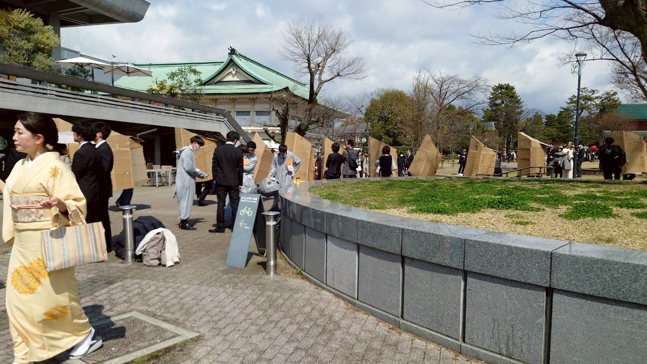 岡崎公園を移動するスキットルたち