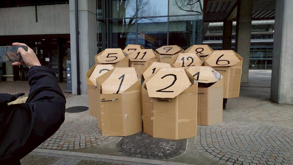 モルック仮装したスキットル12体が京都大学前に集合