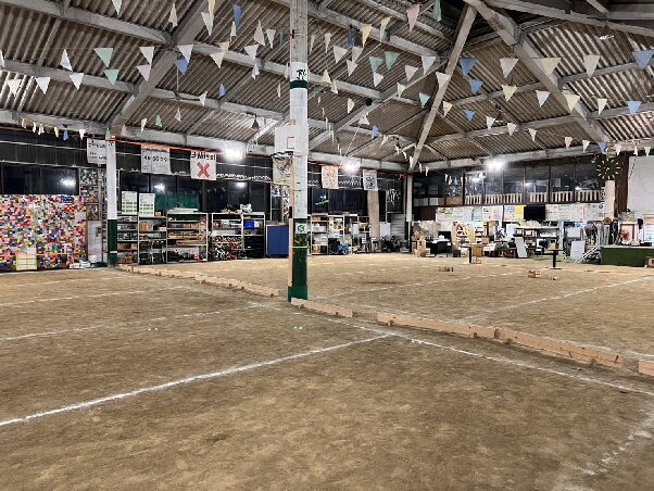 モルックドームのコート全景とセーフティパーテーション