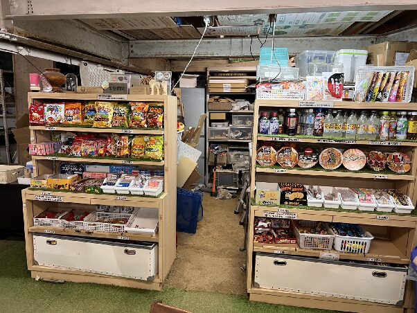 モルックドームの食料品棚 カップ麺や飲料が充実