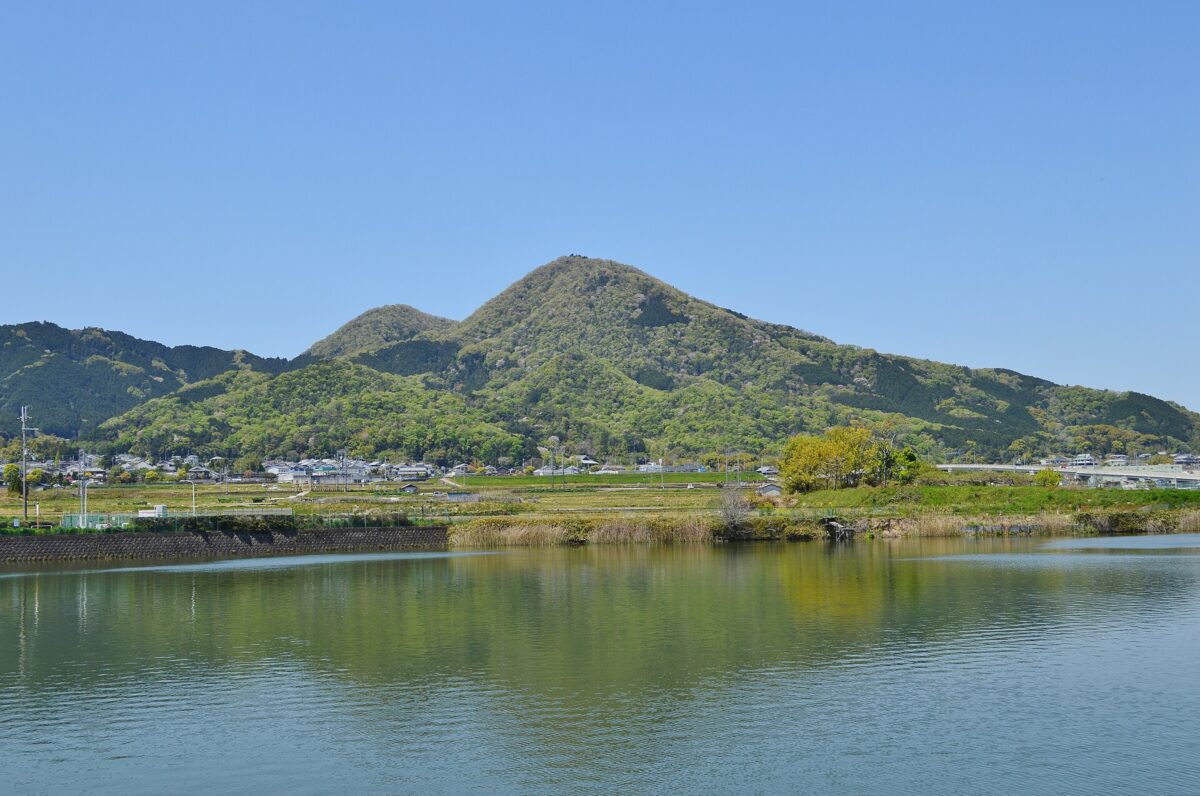 会場の高山台グラウンドがある香芝市の二上山