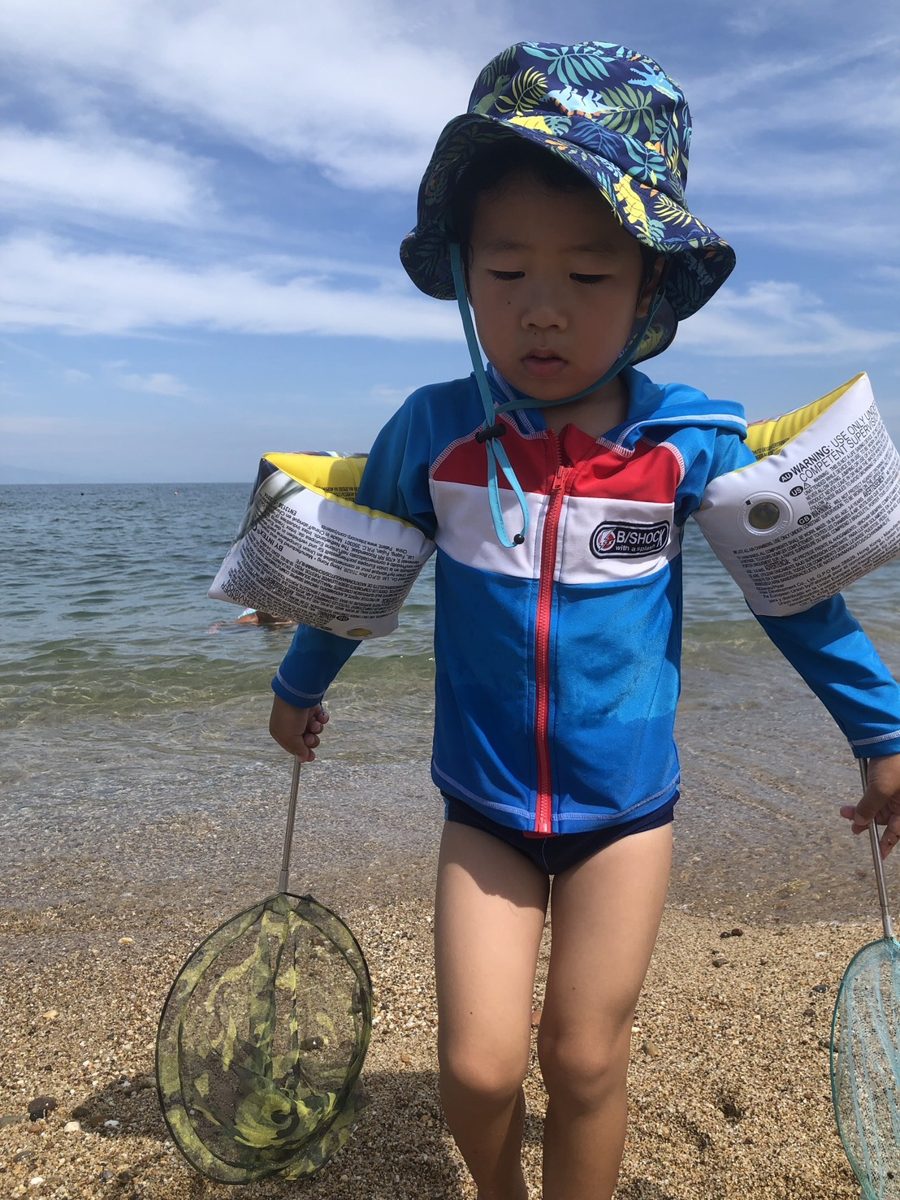 アームヘルパーを付けて網を持つ4歳の息子さん