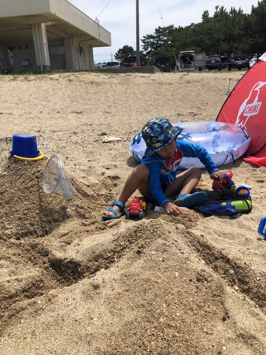 浜辺で砂遊びをする4歳の息子さん