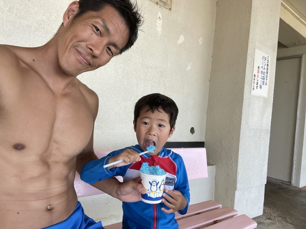 海の家のかき氷を食べる息子さんと夫