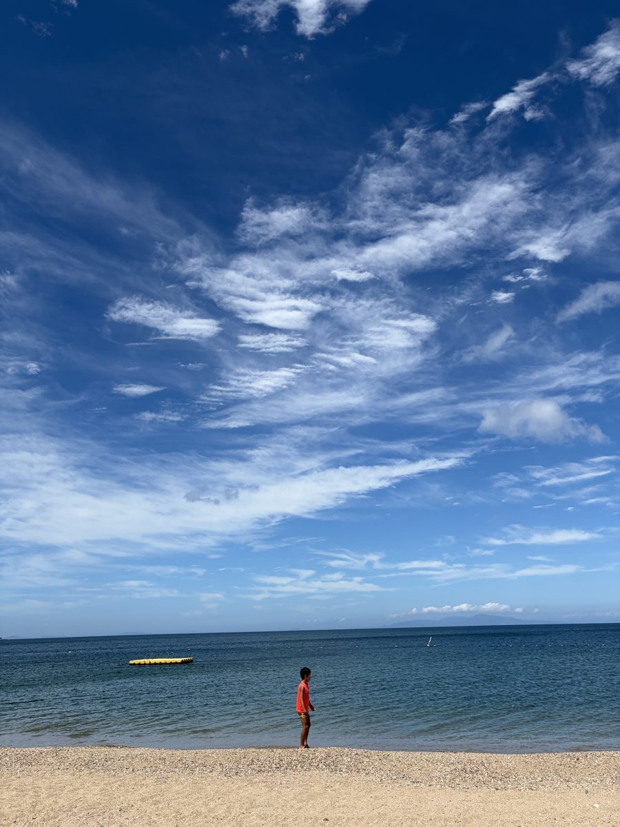 慶野松原海水浴場の青い空と海、波打ち際の息子さん