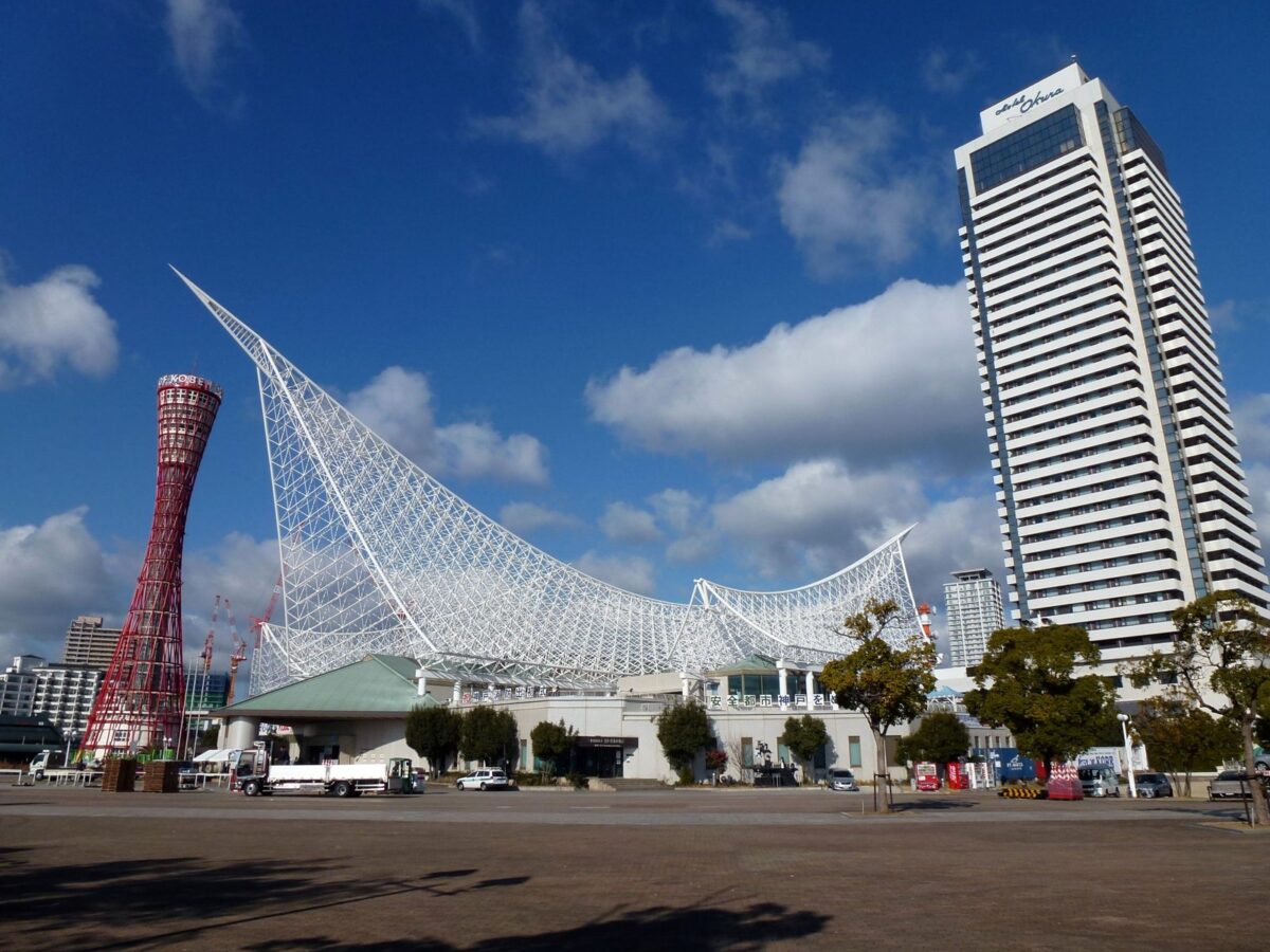 神戸メリケンパーク。左に神戸ポートタワー、中央に神戸海洋博物館